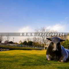 臥牛銅雕，草地銅牛雕塑