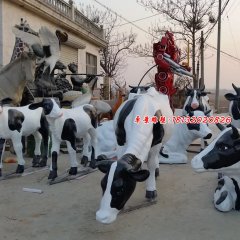 玻璃鋼奶牛雕塑，玻璃鋼奶牛圖片