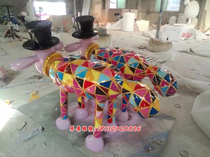 玻璃鋼彩色卡通小羊雕塑，彩繪小羊雕塑
