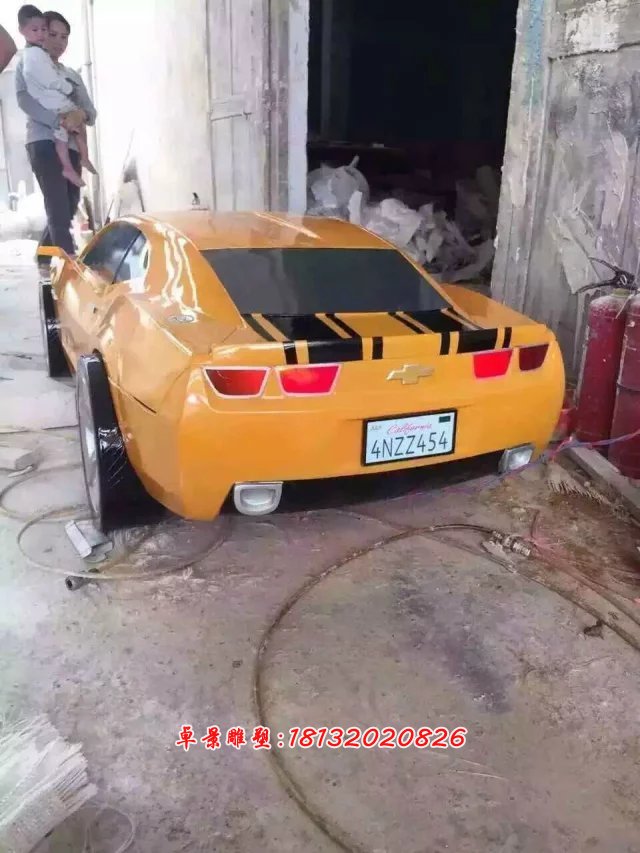 仿真汽車雕塑，廣場(chǎng)汽車玻璃鋼雕塑