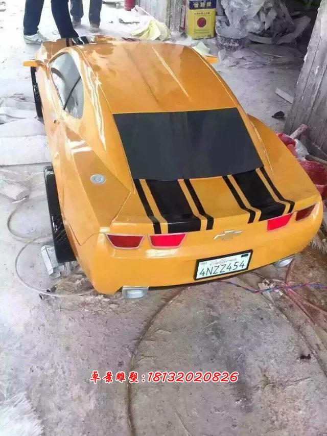 仿真汽車雕塑，廣場(chǎng)汽車玻璃鋼雕塑
