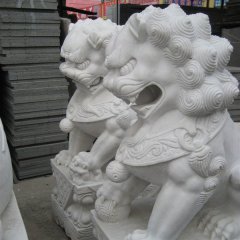 白色石頭獅子雕塑，白色石獅子
