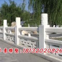 小湖邊石頭，擋板石雕