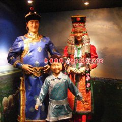 玻璃鋼少數(shù)民族人物雕塑，一家三口雕塑