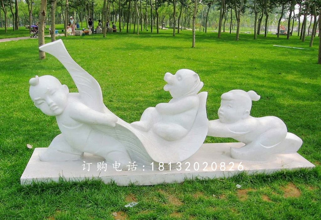 公園兒童嬉戲雕塑，兒童高興玩耍雕塑