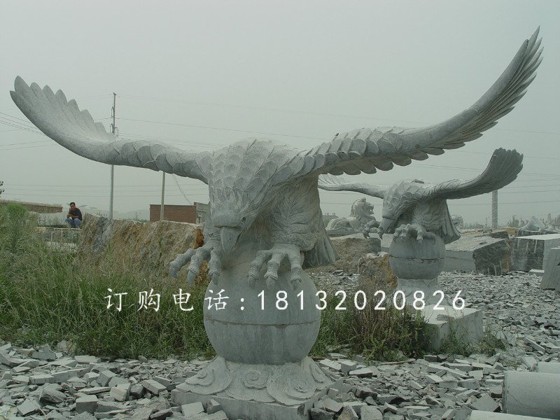 踩球老鷹石雕，青石雄鷹展翅雕塑