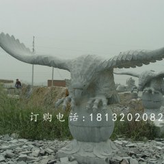 踩球老鷹石雕，青石雄鷹展翅雕塑