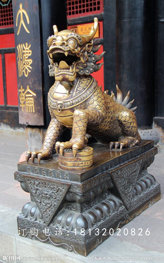 腳踩錢幣的麒麟銅雕，銅雕神獸