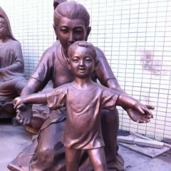 媽媽教兒子走路銅雕，公園人物銅雕