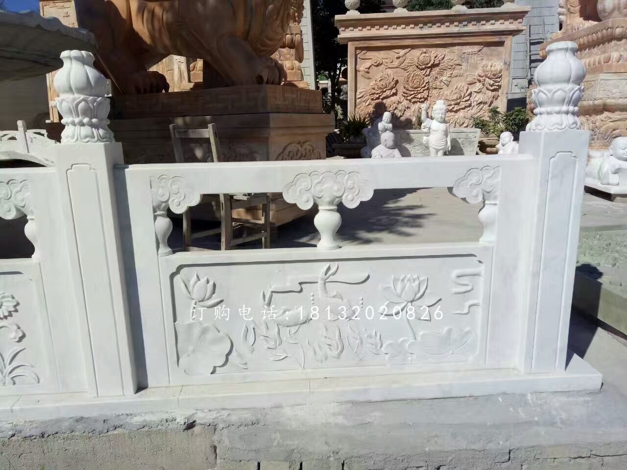 漢白玉欄板石雕，荷花與魚欄板雕塑