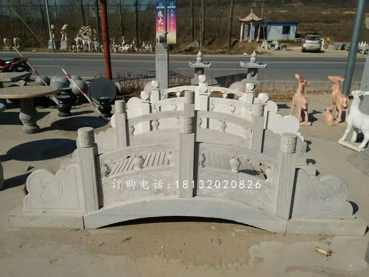青石小橋雕塑，河邊石雕橋