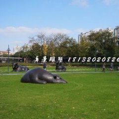 臥著的牛銅雕，公園群牛雕塑