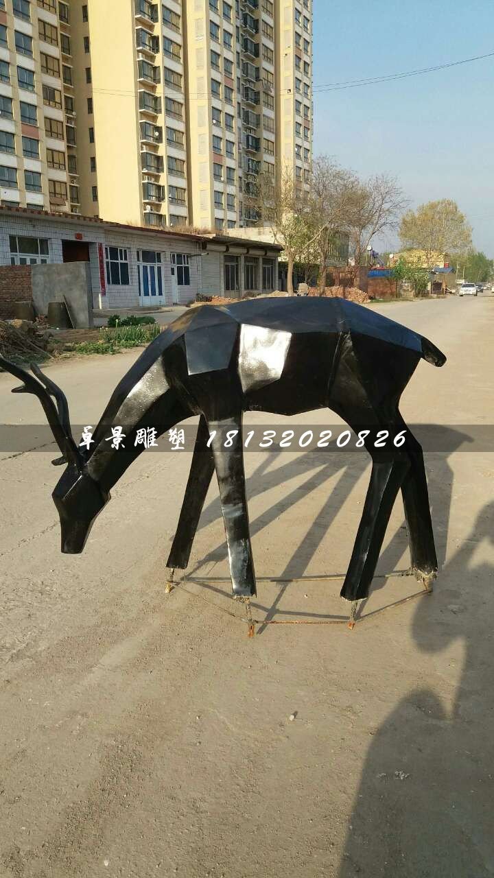 小鹿吃草雕塑，玻璃鋼抽象動(dòng)物雕塑