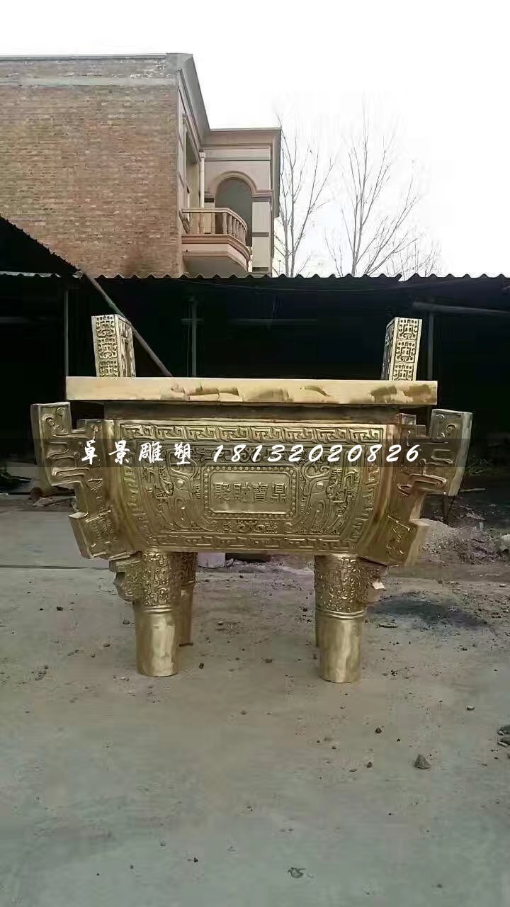 聚財(cái)寶鼎銅雕，廣場(chǎng)四足鼎