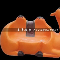 小駱駝座椅雕塑，玻璃鋼卡通雕塑