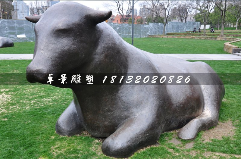 臥著的牛銅雕，公園抽象動物雕塑