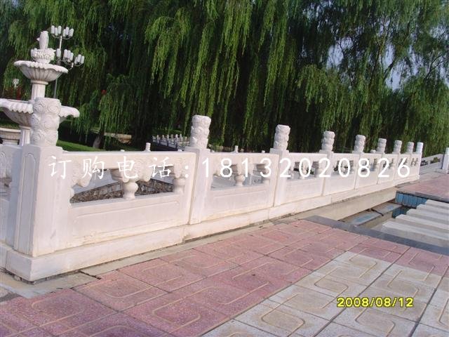 水池石頭圍欄，水池邊石雕擋板