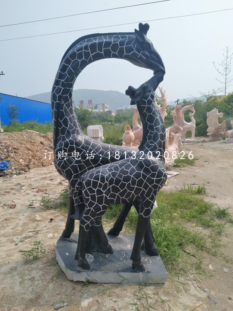 親嘴鹿石雕，青石動物雕塑