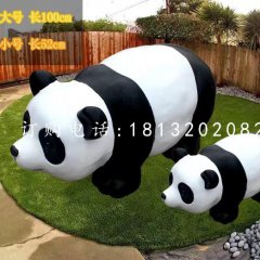 卡通大熊貓雕塑，玻璃鋼公園動(dòng)物雕塑