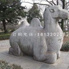 臥著的駱駝雕塑，公園動物石雕