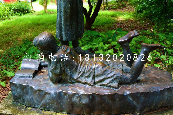 小孩趴著看書雕塑，公園景觀銅雕
