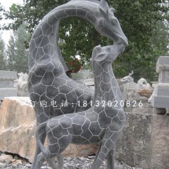 青石動物雕塑，親嘴鹿石雕