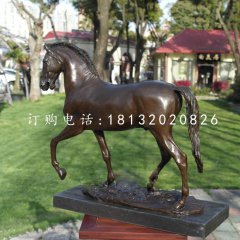 走路的馬銅雕，公園動物銅雕