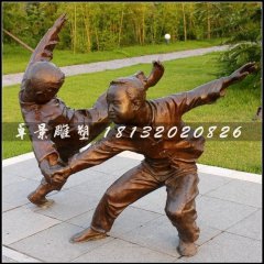 小孩摔跤銅雕，公園小品人物雕塑