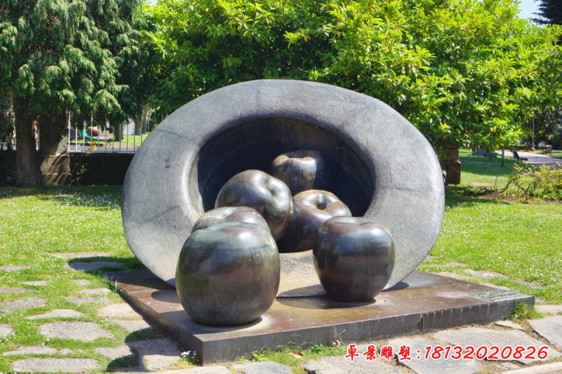帽子里的蘋果銅雕,公園創(chuàng)意銅雕