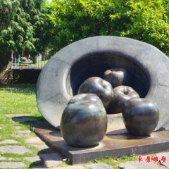 帽子里的蘋果銅雕，公園創(chuàng)意銅雕