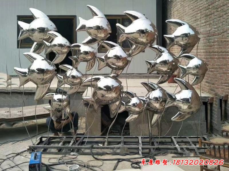 不銹鋼鏡面魚(yú)群雕塑