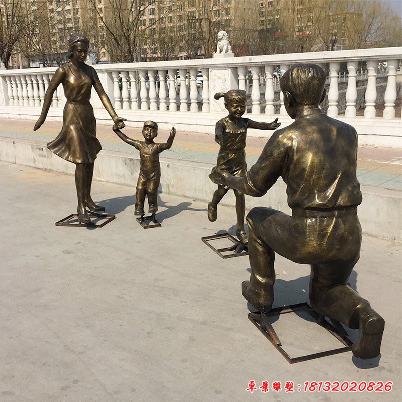 玻璃鋼仿銅一家四口家庭小區(qū)人物雕塑